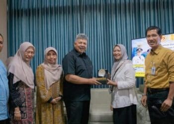 Wako Solok, H. Zul Elfian serahterima cinderamata dengan wakil direktur RSUD Kota Mataram, drg. Dianita Rahmi.(Ist)