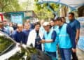 Menteri Lingkungan Hidup dan Kehutanan Siti Nurbaya (depan, ketiga dari kanan) dan General Manager PLN UID Jakarta Raya Lasiran (depan, kedua dari kanan) melakukan demo fitur electric vehicle di aplikasi PLN Mobile.