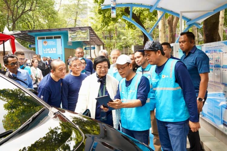 Menteri Lingkungan Hidup dan Kehutanan Siti Nurbaya (depan, ketiga dari kanan) dan General Manager PLN UID Jakarta Raya Lasiran (depan, kedua dari kanan) melakukan demo fitur electric vehicle di aplikasi PLN Mobile.