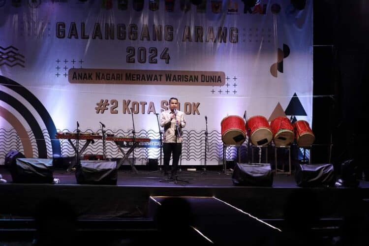Wakil Wali Kota Solok, Dr. Ramadhani Kirana Putra menutup festival Galanggang Arang II di Stasiun Kereta Api Kota Solok.(Ist)