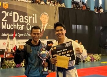 Zelly Heriyanto bersama Farhan Al Amin usai meraih emas dalam ajang nd2 Dasril Mukhtar Internasional Karate championship.(Ist)
