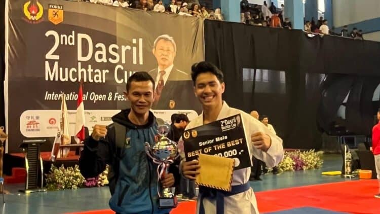 Zelly Heriyanto bersama Farhan Al Amin usai meraih emas dalam ajang nd2 Dasril Mukhtar Internasional Karate championship.(Ist)