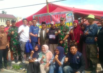 Mayjen TNI Arkamelvi Karmani bersama Komunitas DIMENSI saat menyerahkan bantuan di Kabupaten Agam, Sumatra Barat.(Ist)
