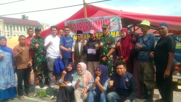 Mayjen TNI Arkamelvi Karmani bersama Komunitas DIMENSI saat menyerahkan bantuan di Kabupaten Agam, Sumatra Barat.(Ist)