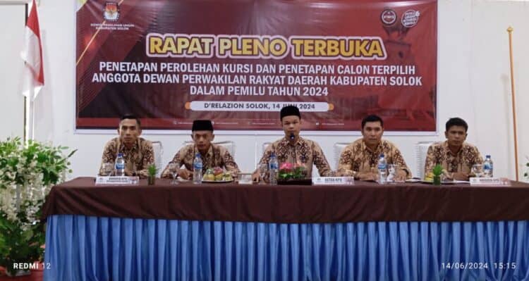 Rapat Pleno Terbuka KPU Kabupaten Solok dalam penetapan perolehan kursi serta calon terpilih DPRD Kabupaten hasil pemilu serentak 2024.(Klikpositif)