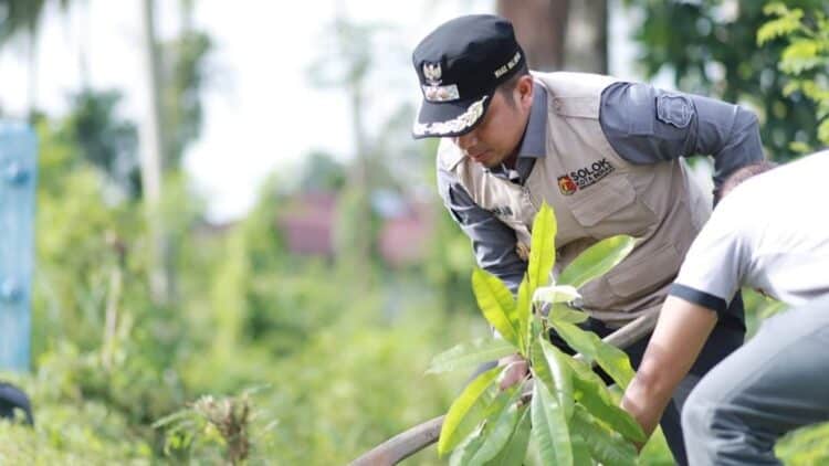 Wakil Wali Kota Solok, Dr. Ramadhani Kirana Putra menanam pohon dalam peringatan hari lingkungan hidup 2024.(Prokomp)