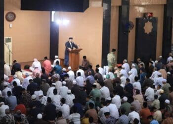 Wali Kota Solok, H. Zul Elfian saat memberikan sambutan jelang pelaksanaan Sholat Idul Adha 1445 H di Masjid Agung Al-Muhsinin.(Prokomp)