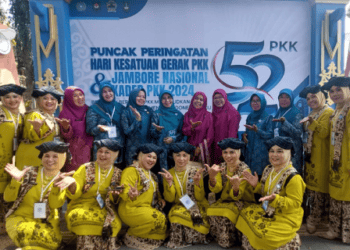 Kader PKK Kota Solok saat mengikuti lomba jingle Gelari Pelangi di Kota Surakarta.(Ist)