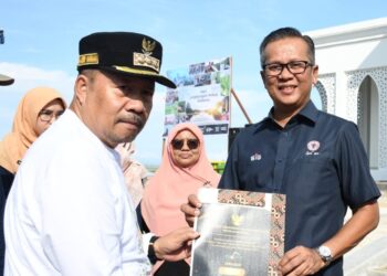 Pemprov Sumbar Serahkan Piagam PROPER Emas dari KLHK ke PT Semen Padang