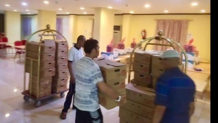 Andre Rosiade Penuhi Janji Bagikan 400 Paket Makanan untuk Jamaah Asal Sumbar
