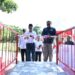 Kepala Departemen Komunikasi & Hukum Perusahaan PT Semen Padang Iskandar Z Lubis (kanan) bersama Asisten Administrasi Umum Pemko Dumai Muhammad Syafi'ie (kiri) melakukan pemotongan pita peresmian Jembatan Jogging Track di Taman Bukit Gelanggang Kota Dumai, Rabu (5/6/2024). Jembatan Jogging Track itu dibangun PT Semen Padang sebagai bentuk dukungan kepada masyarakat Kota Dumai agar tetap sehat dan kuat.