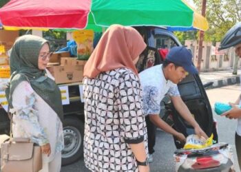 Warga membeli sembako di pojok Gerakan Pangan Murah Dinas Pangan di depan Masjid Agung Al-Muhsinin.(Ist)