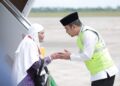 Wakil Wali Kota Solok, Dr. Ramadhani Kirana Putra menyambut langsung jemaah yang baru turun dari pesawat.(Prokomp)