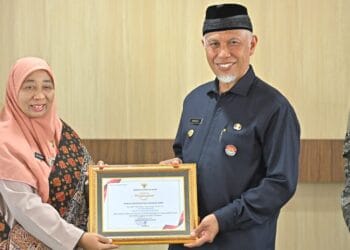 Gubernur Sumbar, Mahyeldi menyerahkan penghargaan kepada Direktur RSUD Mohammad Natsir atas capaian nilai A terhadap evaluasi kinerja selama tiga tahun berturut-turut.(Ist)