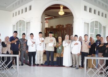 Wali Kota Solok, H. Zul Elfian Umar bersama jajaran KPU dan Bawaslu usai pelaksanaan Coklit.(Ist)