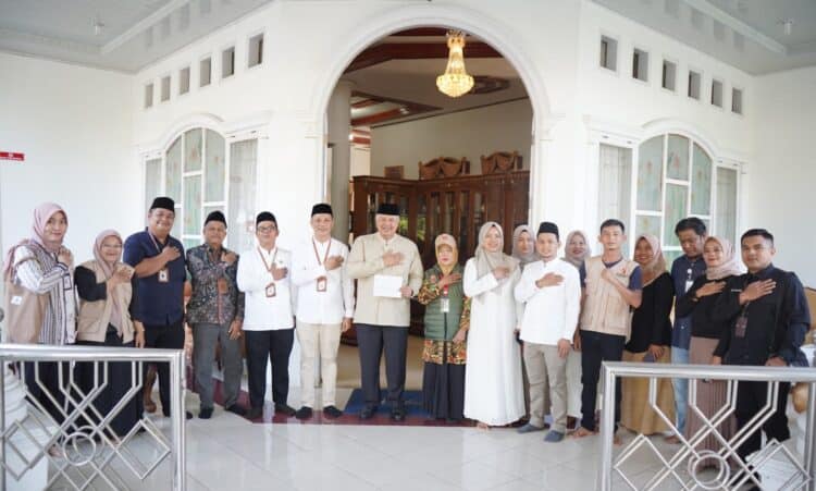 Wali Kota Solok, H. Zul Elfian Umar bersama jajaran KPU dan Bawaslu usai pelaksanaan Coklit.(Ist)