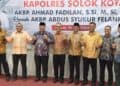 Salam kompak, Wako Zul Elfian bersama AKBP Ahmad Fadilan dan AKBP Abdus Syukur Felani serta Forkompinda saat pisah sambut Kapolres Solok Kota.(Ist)