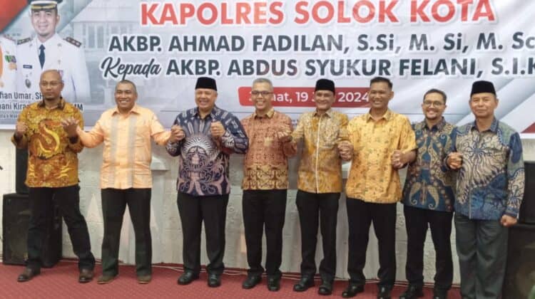 Salam kompak, Wako Zul Elfian bersama AKBP Ahmad Fadilan dan AKBP Abdus Syukur Felani serta Forkompinda saat pisah sambut Kapolres Solok Kota.(Ist)