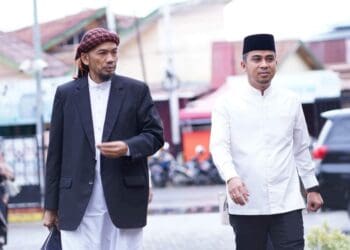 Ustaz Jel Fathullah (kiri) bersama Wakil Wali Kota Solok, Dr. Ramadhani Kirana Putra.(Ist)