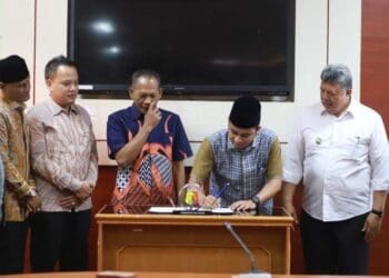 Penandatanganan kerjasama DPRD dan Pemko Solok terkait PPDB tahun 2024.(Ist)