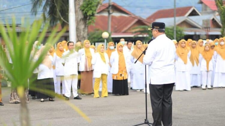 Wali Kota Solok, H. Zul Elfian Umar memberikan arahan dalam apel di RSUD Serambi Madinah.(Prokomp)