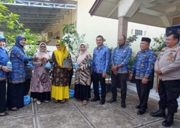 Penyerahan bantuan tanaman mangga Tabulampot bagi kelompok Dasawisma di Kelurahan IX Korong.(Ist)