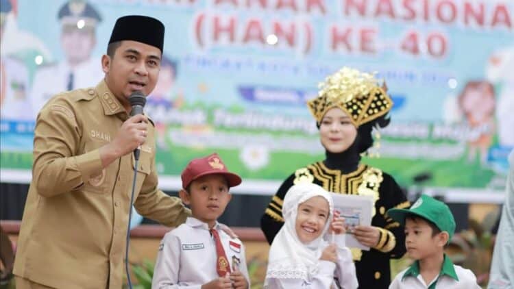 Wawako Solok, Dr. Ramadhani Kirana Putra ikut menyemarakkan peringatan Hari Anak Nasional ke-40 di Kota Solok.(Prokomp)