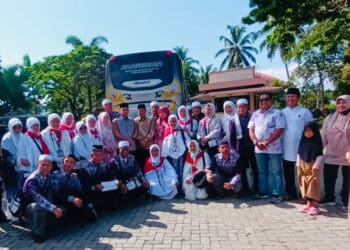 Wakil Wali Kota Solok, Dr. Ramadhani kirana Putra meyambut kepulangan 22 jemaah haji Kota Solok di Masjid Agung Al-Muhsinin.(Ist)