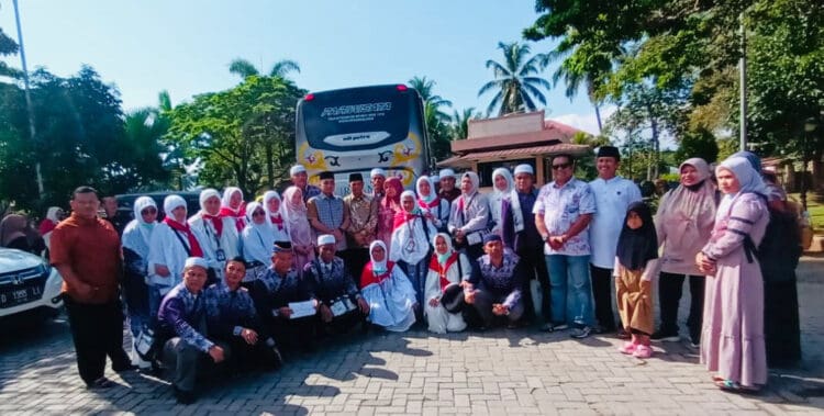 Wakil Wali Kota Solok, Dr. Ramadhani kirana Putra meyambut kepulangan 22 jemaah haji Kota Solok di Masjid Agung Al-Muhsinin.(Ist)