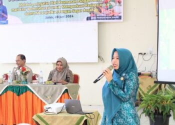 Wakil Ketua TP PKK Kota Solok, Ny, Dona Ramadhani Kirana Putra memberikan materi dalam seminar keamanan pangan.(Ist)