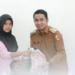 Wakil Wali Kota Solok, Dr. Ramadhani Kirana Putra menyerahkan secara simbolis bantuan pangan dari Dinas Pangan Kota Solok.(Ist)