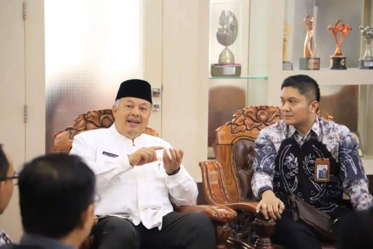 Wali Kota Solok, H. Zul Elfian Umar saat berbincang dengan Komite Nasional Ekonomi Syariah.(Prokomp)