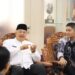 Wali Kota Solok, H. Zul Elfian Umar saat berbincang dengan Komite Nasional Ekonomi Syariah.(Prokomp)