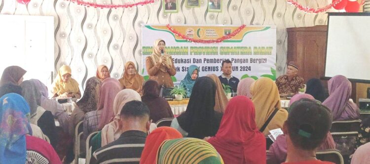 Dinas Pangan Kota Solok memberikan sosialisasi dan edukasi terkait pangan dan gizi bagi orang tua siswa sekolah pelaksana GENIUS.(Ist)