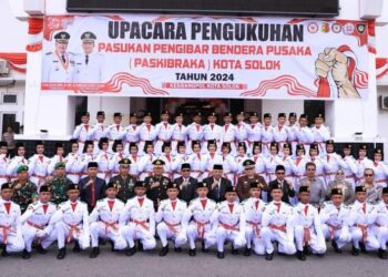 Pengukuhan Tim Paskibra Kota Solok tahun 2024 di Halaman Balaikota. Paskibra dikukuhkan langsung Wali Kota Solok, H. Zul Elfian Umar.(Prokomp)