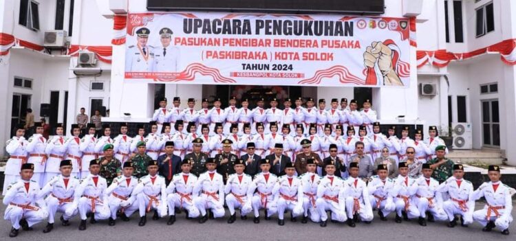 Pengukuhan Tim Paskibra Kota Solok tahun 2024 di Halaman Balaikota. Paskibra dikukuhkan langsung Wali Kota Solok, H. Zul Elfian Umar.(Prokomp)