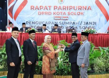 Serahterima palu sidang sebagai simbol pergantian ketua DPRD Kota Solok dari Hj. Nurnisma dan Fauzi Rusli.(Prokomp)