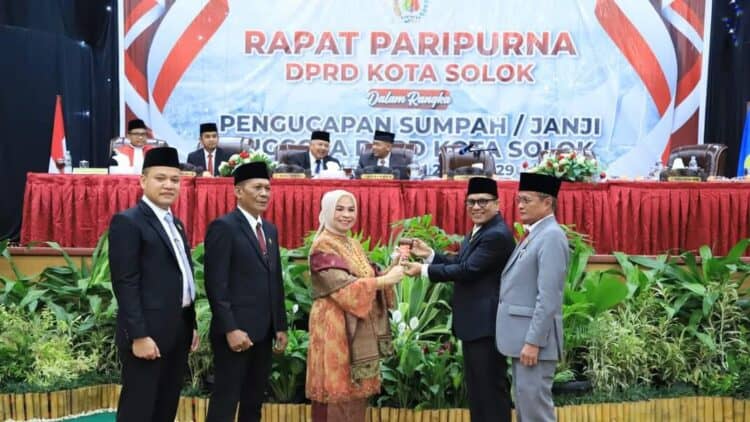 Serahterima palu sidang sebagai simbol pergantian ketua DPRD Kota Solok dari Hj. Nurnisma dan Fauzi Rusli.(Prokomp)