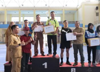 Kepala Disdik Kota Solok, Irsyad bersama tim saat menerima trofi juara voli dalam rangkaian HUT ke-79 RI di Kota Solok.(Ist)