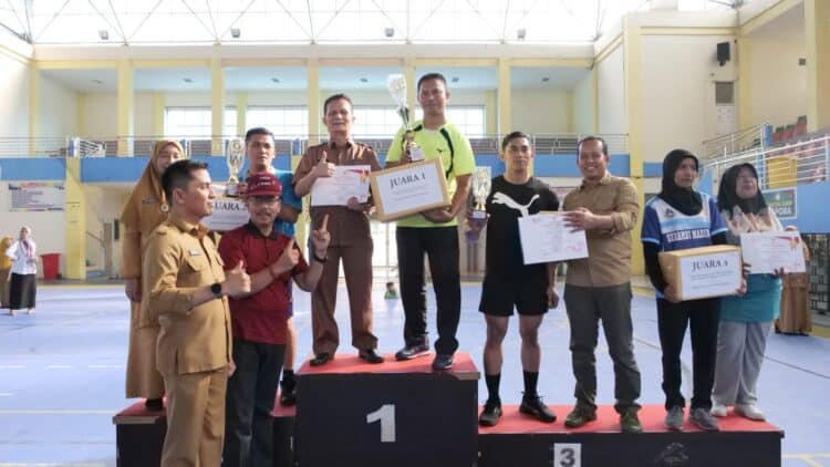 Kepala Disdik Kota Solok, Irsyad bersama tim saat menerima trofi juara voli dalam rangkaian HUT ke-79 RI di Kota Solok.(Ist)