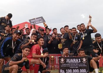 Fadlul Efendi menyerahkan Piala dan hadiah Rp100 juta kepada tim Andika Group FC.(klikpositif)