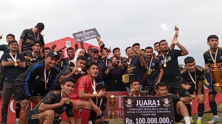 Fadlul Efendi menyerahkan Piala dan hadiah Rp100 juta kepada tim Andika Group FC.(klikpositif)