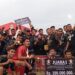 Fadlul Efendi menyerahkan Piala dan hadiah Rp100 juta kepada tim Andika Group FC.(klikpositif)