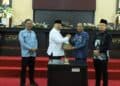 Wali Kota Solok, H. Zul ELfian Umar dan Wakil Ketua DPRD Efriyon Coneng serahterima nota kesepakatan bersama 2 Ranperda  menjadi Perda.(Ist)