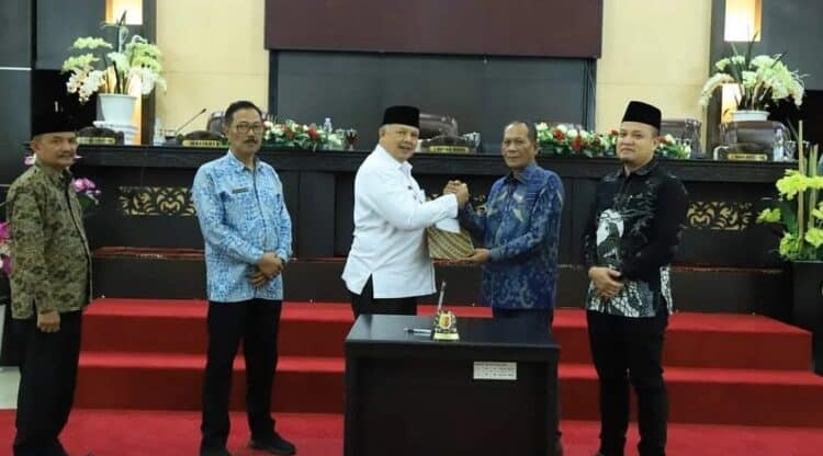 Wali Kota Solok, H. Zul ELfian Umar dan Wakil Ketua DPRD Efriyon Coneng serahterima nota kesepakatan bersama 2 Ranperda  menjadi Perda.(Ist)