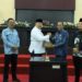 Wali Kota Solok, H. Zul ELfian Umar dan Wakil Ketua DPRD Efriyon Coneng serahterima nota kesepakatan bersama 2 Ranperda  menjadi Perda.(Ist)