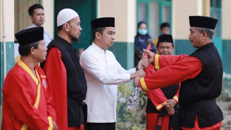 Wakil Wali Kota Solok, Dr. Ramadhani Kirana Putra mengikuti proses pelepasan jalan santai dalam rangka milad ke-61 Tapak Suci Solok Raya di Kota Solok.(Ist)