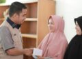 Wakil Wali Kota Solok, Dr. Ramadhani Kirana Putra menyerahkan bantuan zakat dari Baznas untuk masyarakat penerima.(Ist)