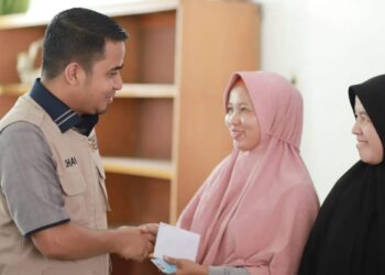 Wakil Wali Kota Solok, Dr. Ramadhani Kirana Putra menyerahkan bantuan zakat dari Baznas untuk masyarakat penerima.(Ist)