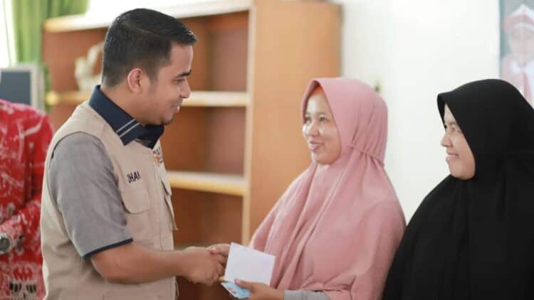 Wakil Wali Kota Solok, Dr. Ramadhani Kirana Putra menyerahkan bantuan zakat dari Baznas untuk masyarakat penerima.(Ist)